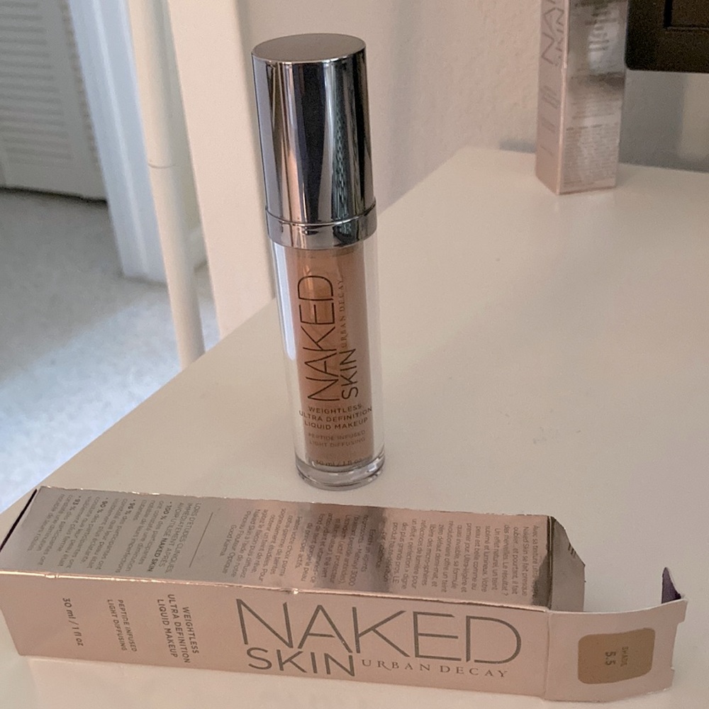 Urban decay, naked skin weightless ultra definition liquid make up. New in box.